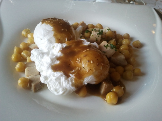 Cau Faluga Huevos escalfados con garbanzos y tocino fresco.